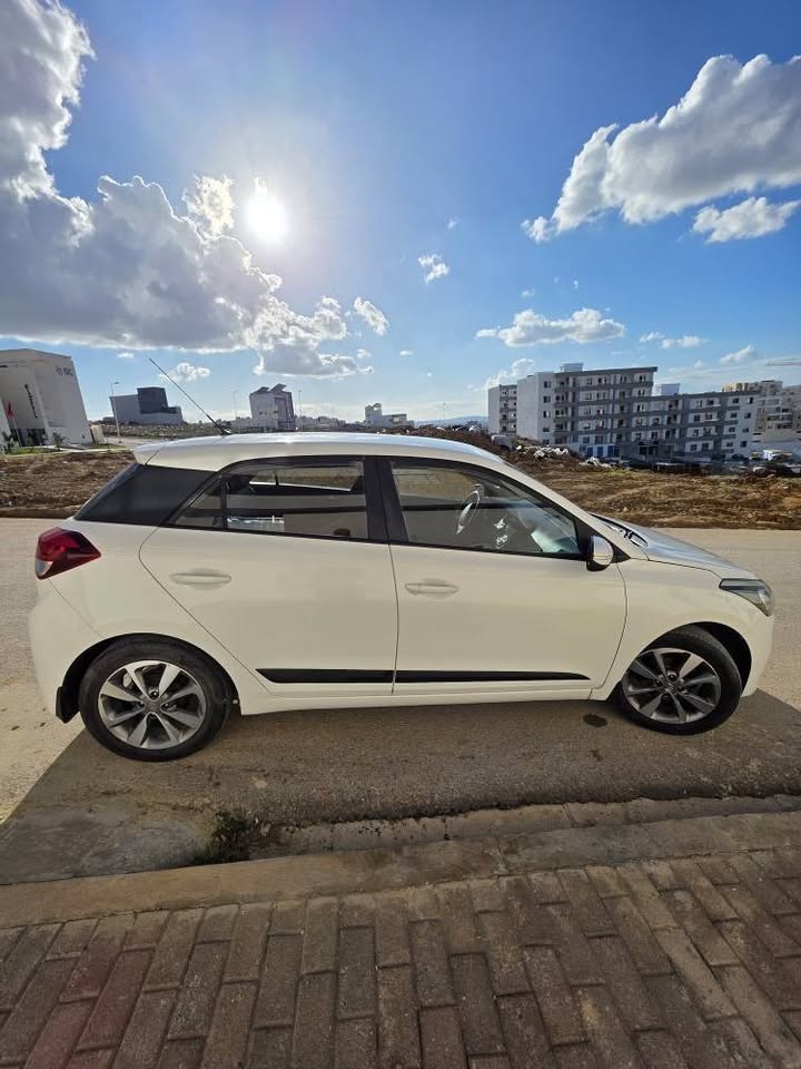 Mnihla&nbsp;Jardins d'el Menzah&nbsp;Hyundai&nbsp;Autre Mod�le&nbsp;Hyundai i20 en tr�s bon �tat