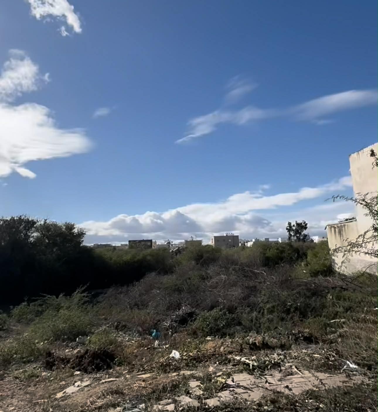 Rades&nbsp;Rades Meliane&nbsp;Terrain&nbsp;Terrain nu&nbsp;Terrain a rades meliane avec titre bleu