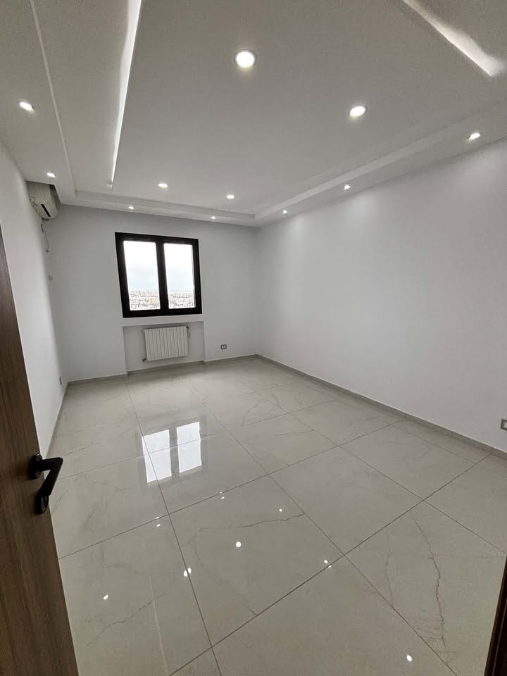 Ariana Ville&nbsp;Cite Ennasr 2&nbsp;Location&nbsp;Appart. 5 pi�ces+&nbsp;Menzah 9a agr�able appt s2 haut stg