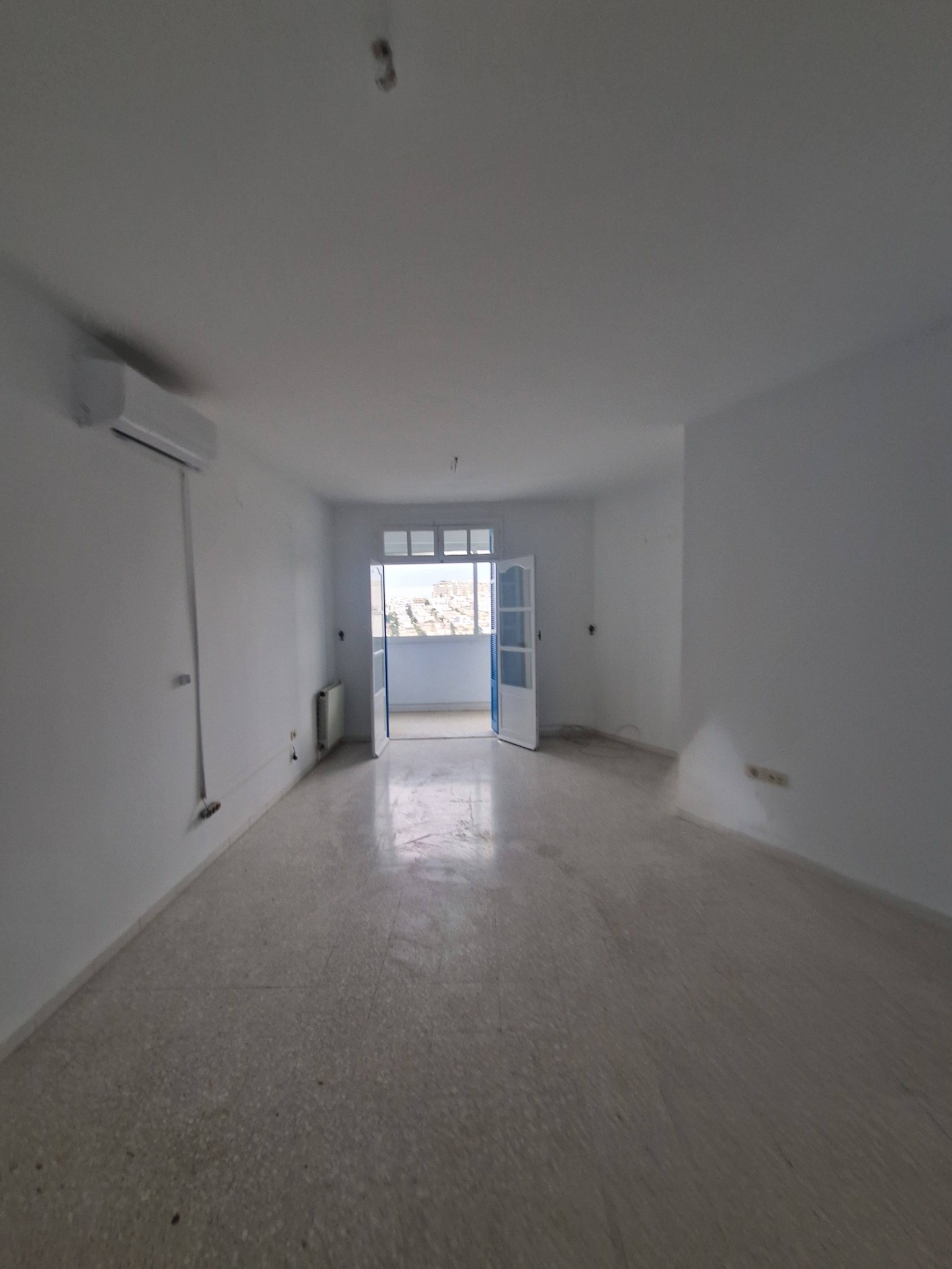 Ariana Ville&nbsp;Cite Ennasr 2&nbsp;Location&nbsp;Appart. 4 pi�ces&nbsp;Duplex s3 cot� ren� descartes