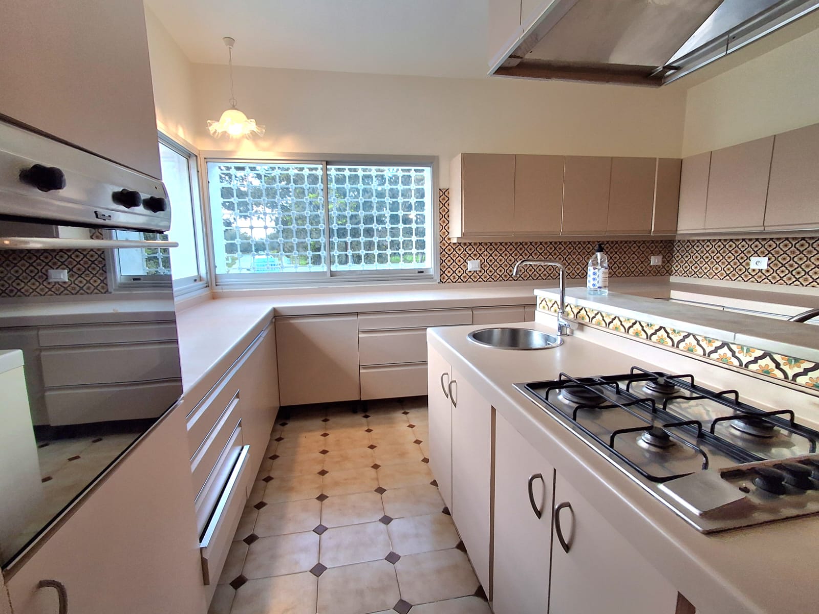 La Soukra&nbsp;La Soukra&nbsp;Location&nbsp;Maisons&nbsp;Villa s6 avec piscine et jardin � la soukra