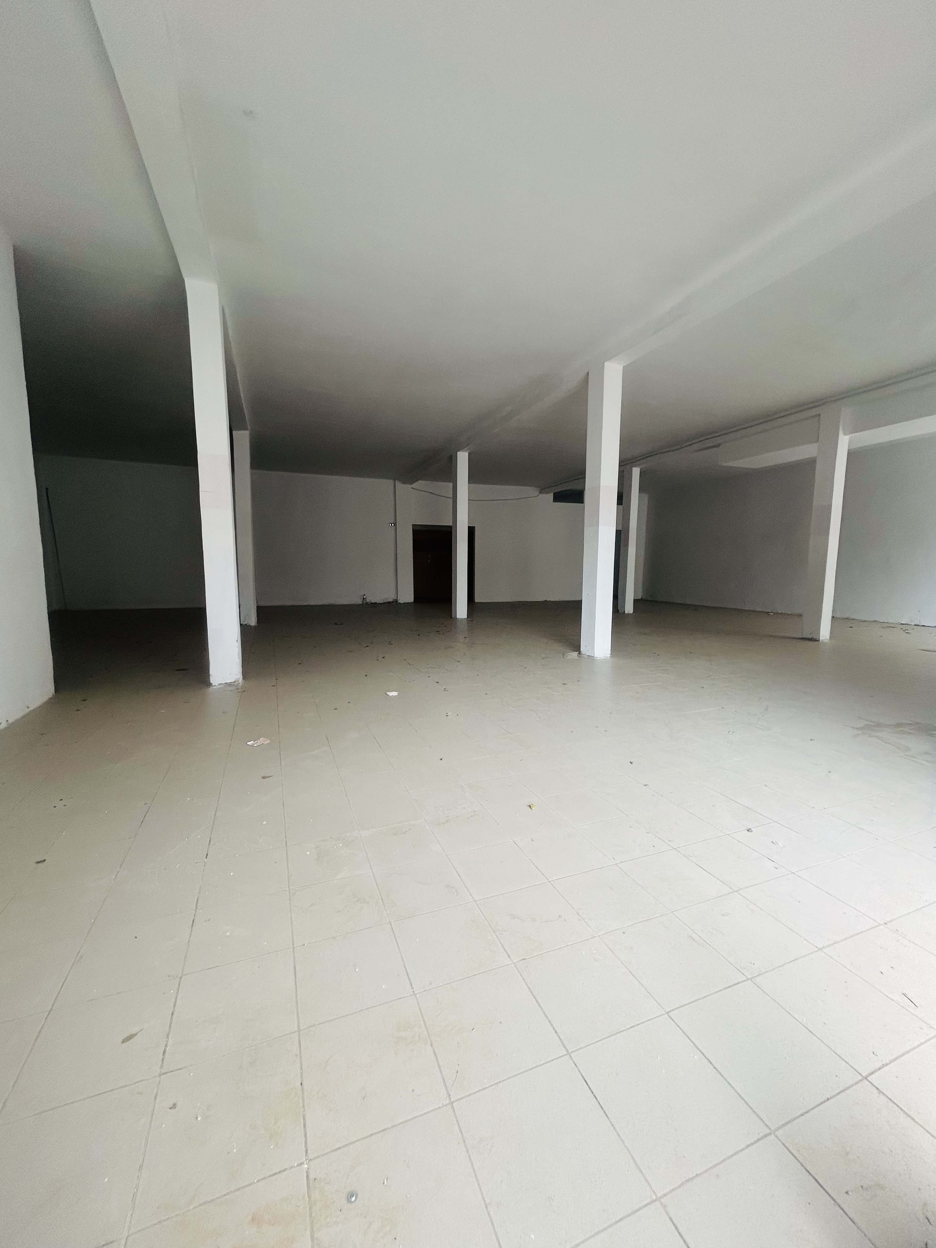 La Soukra&nbsp;Chotrana 2&nbsp;Bureaux & Commerces&nbsp;Atelier,Garage&nbsp;Local 400m emplacement ideal