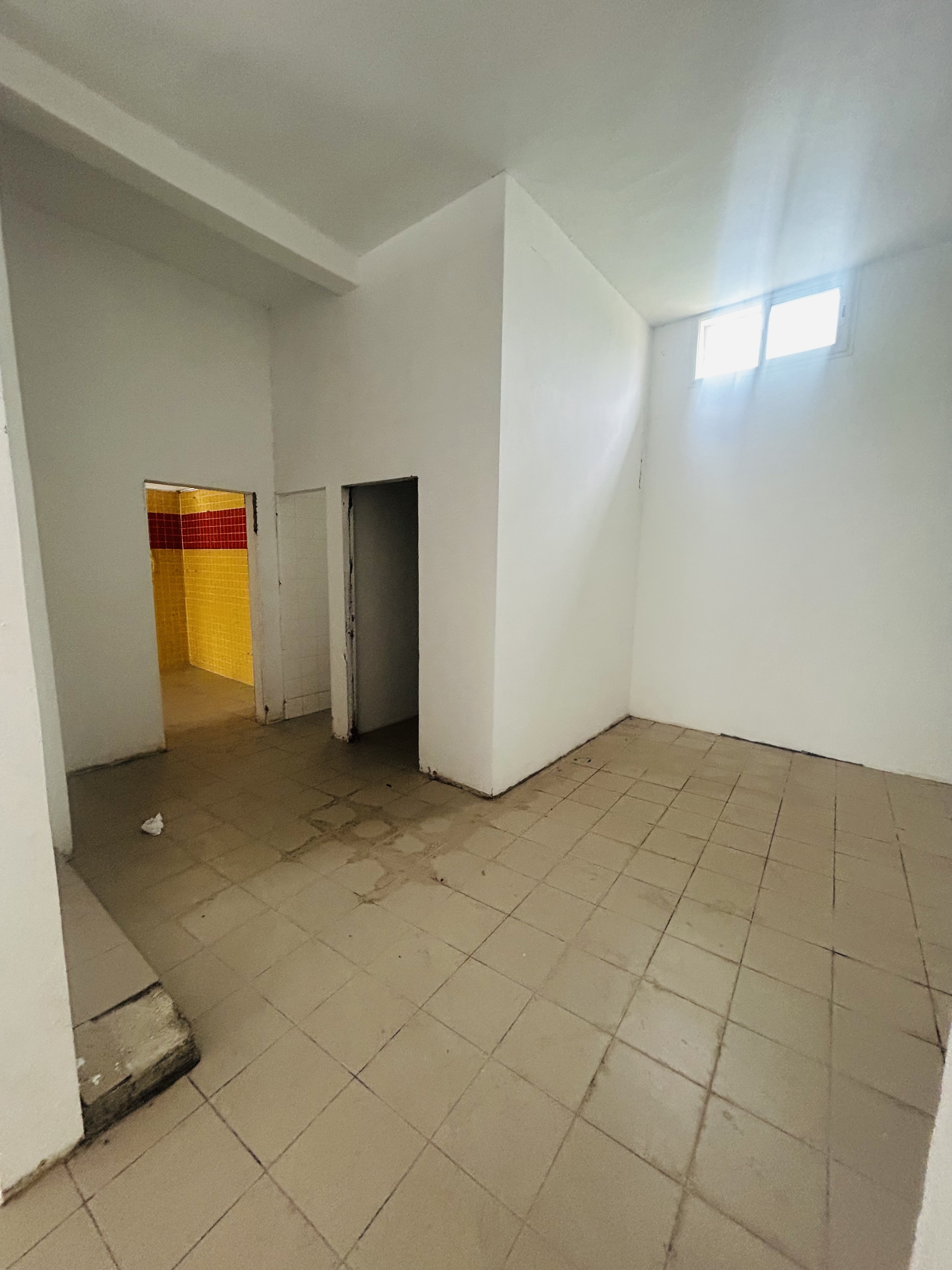 La Soukra&nbsp;Chotrana 2&nbsp;Bureaux & Commerces&nbsp;Atelier,Garage&nbsp;Local 400m emplacement ideal