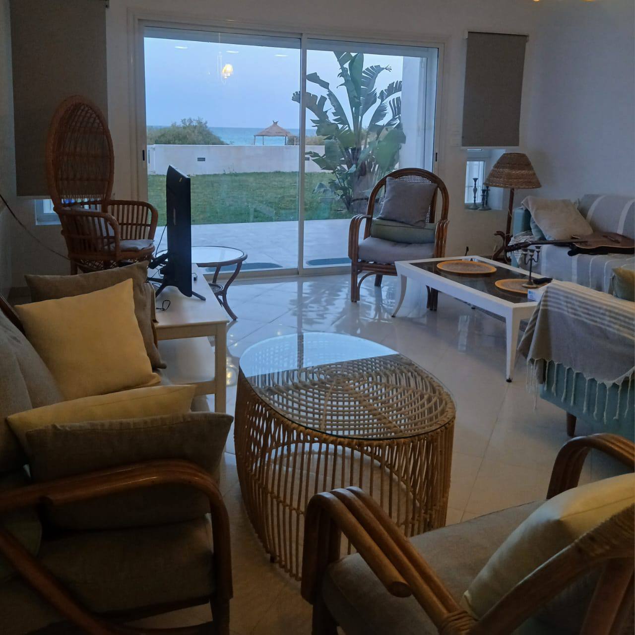 Hammam El Ghezaz&nbsp;Ezzahra&nbsp;Location vacances&nbsp;Maisons&nbsp;Villa pieds dans l'eau � plage ezzahra