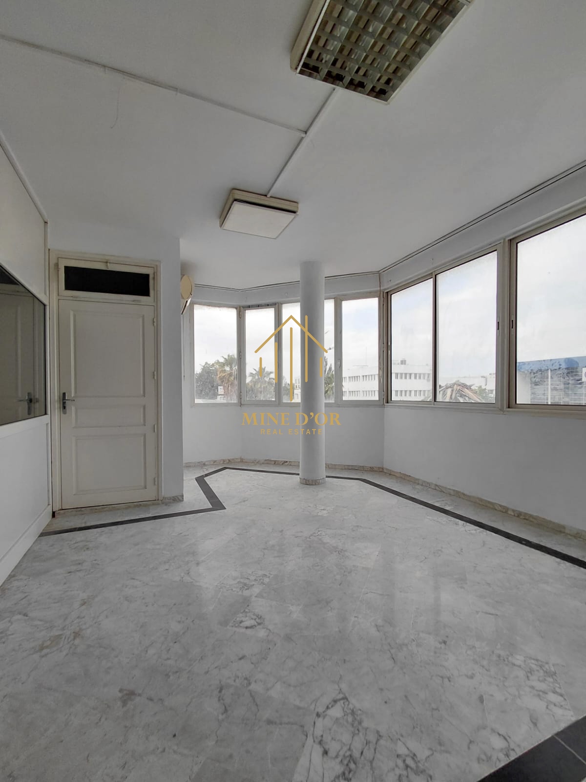 La Soukra&nbsp;Charguia 2&nbsp;Bureaux & Commerces&nbsp;Bureau&nbsp;Plateau avec entr�e ind�pendante � charguia 2