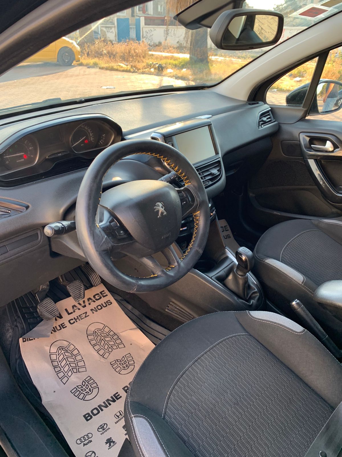Ezzouhour (Tunis)&nbsp;Cite Ezzouhour&nbsp;Peugeot&nbsp;208&nbsp;208 en bon etat