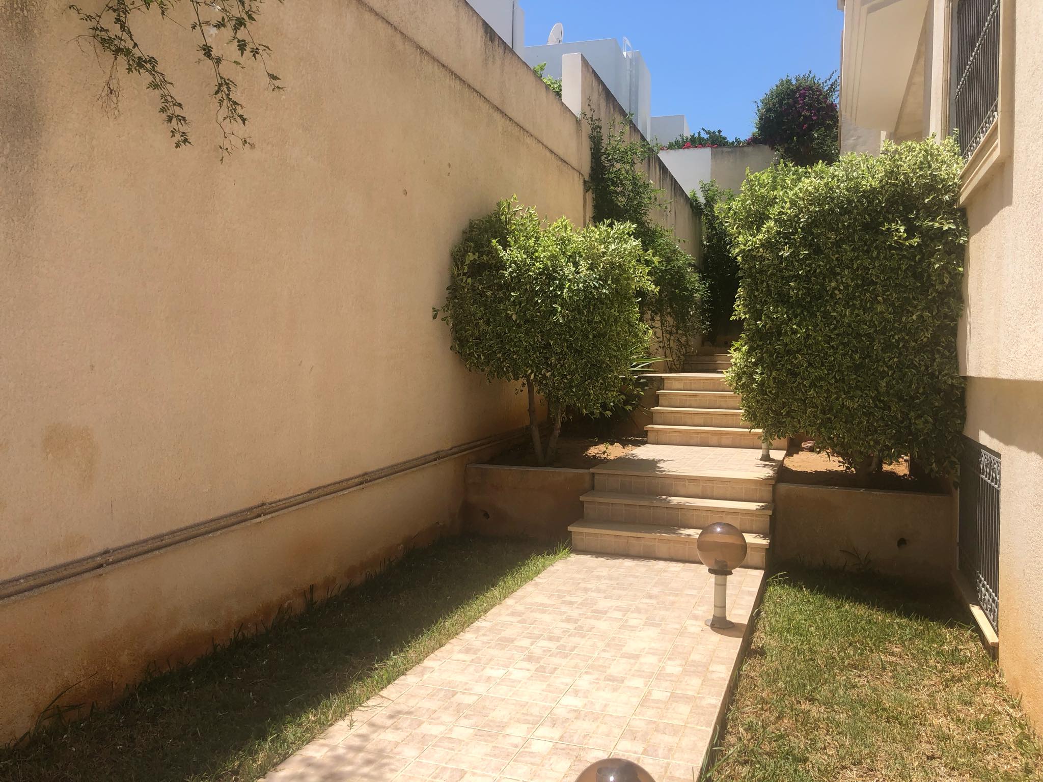 Ariana Ville&nbsp;Cite Ennasr 2&nbsp;Location&nbsp;Maisons&nbsp;Villa jumel�e avec jardin � ennasr 2