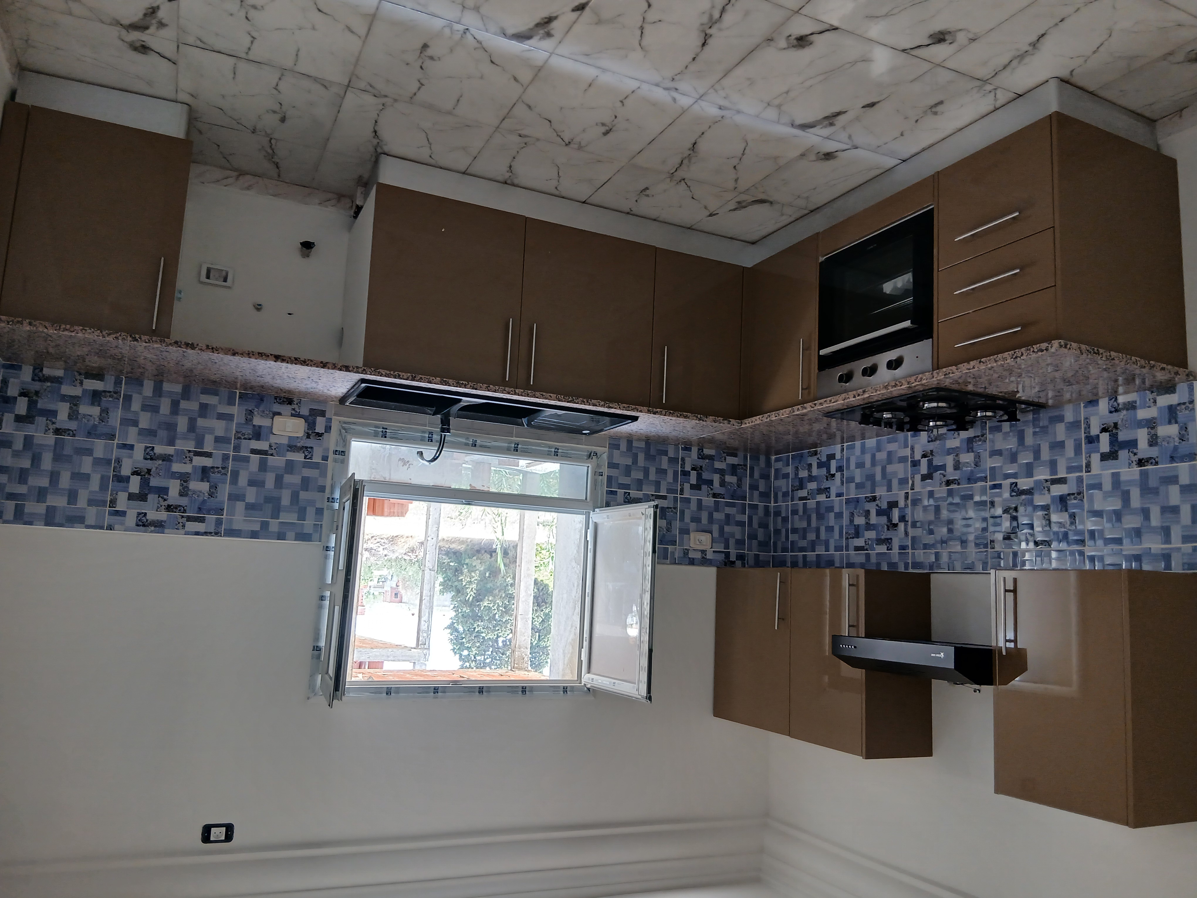 Akouda&nbsp;Chatt Meriem&nbsp;Vente&nbsp;Appart. 4 pi�ces&nbsp;Immeuble r2 surfaces500m2 composer 3 apparts