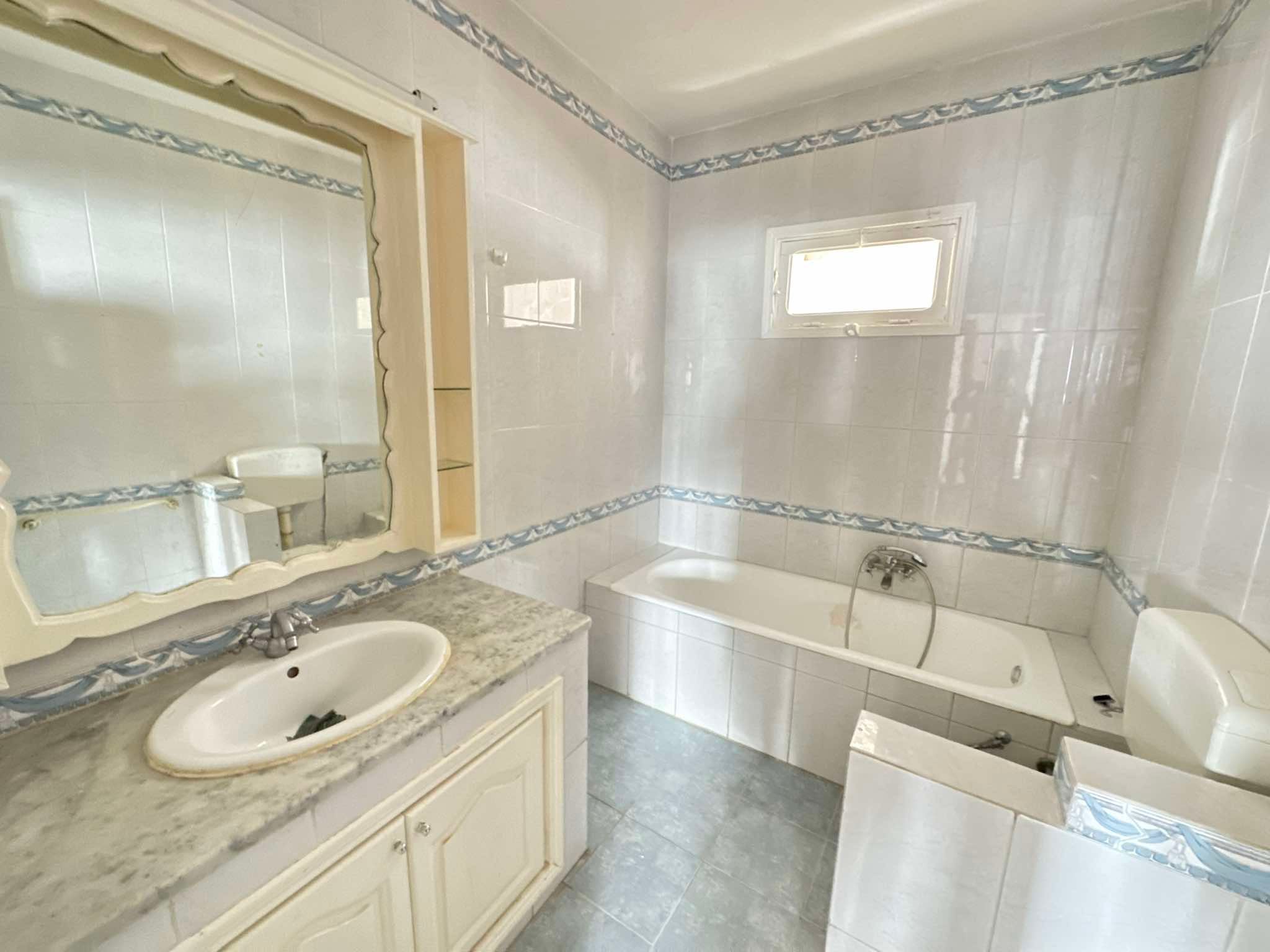 Ariana Ville&nbsp;Cite Ennasr 1&nbsp;Location&nbsp;Appart. 4 pi�ces&nbsp;Etage de villa s plus 4 � ennaser 1